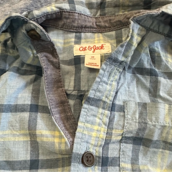 Toddler colorblock Henley, and button-down dress shirt bundle 3T - Picture 3 of 7